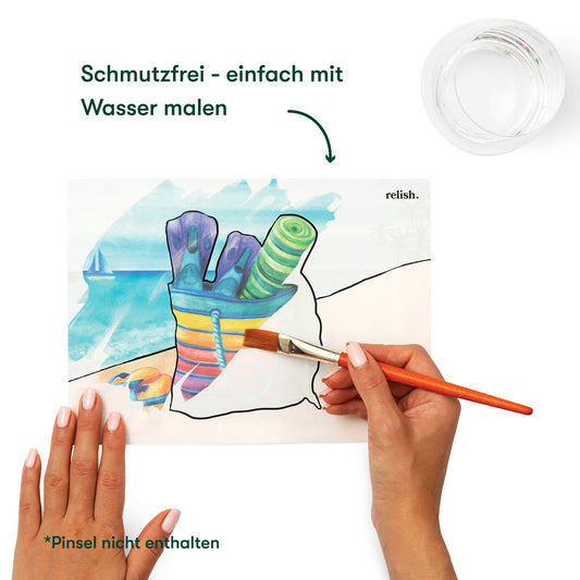Foto einer Person mit Demenz, die ein schönes Aquapaint-Bild gestaltet, indem sie mit Wasser über die Abbildung streicht. Auf dem Foto wird mit Text darauf hingewiesen, dass es keine Unordnung macht und einfach nur mit Wasser funktioniert.